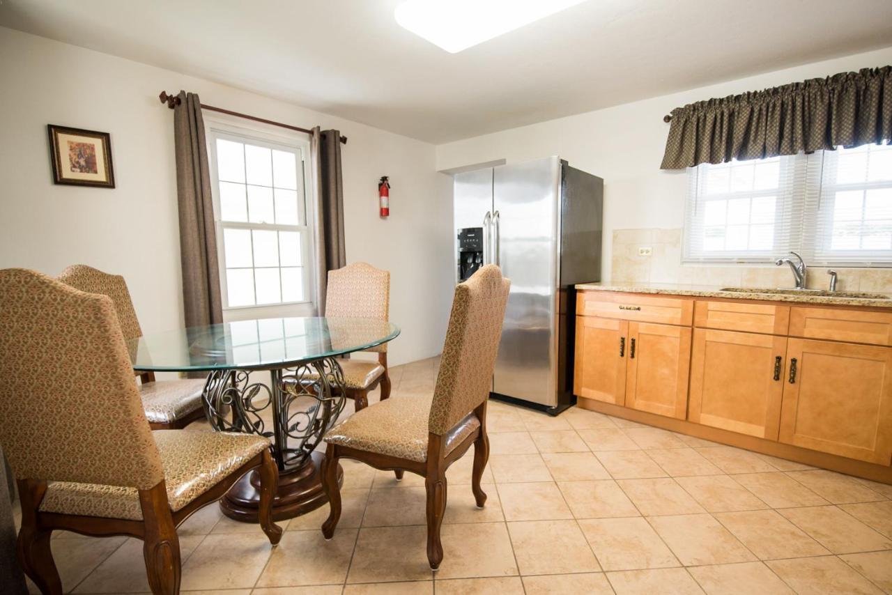 Pembroke Windsong Guest Apartments מראה חיצוני תמונה